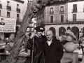 Joven vestido de Santa Águeda junto a un hombre, en la plaza de los Fueros