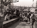 Jóvenes celebrando Santa Águeda en la plaza de los Fueros
