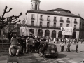 Jóvenes celebrando Santa Águeda en la plaza de los Fueros