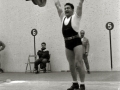 CELEBRACION DE UNA COMPETICION DE HALTEROFILIA EN UN FRONTON. PARTICIPANTE EN UNA BASCULA. (Foto 1/4)