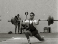 CELEBRACION DE UNA COMPETICION DE HALTEROFILIA EN UN FRONTON. PARTICIPANTE EN UNA BASCULA. (Foto 2/4)