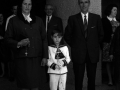 Niño el día de su primera comunión junto a sus padres