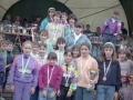 Grupo de niños con medallas y un trofeo