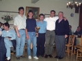 Asistentes a la cena de la sociedad, uno de ellos con un trofeo