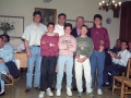 Asistentes a la cena de la sociedad, dos de ellos con trofeos