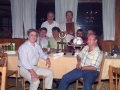 Asistentes a la cena de la sociedad, algunos de ellos con trofeos