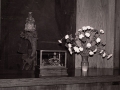 Virgen de Arantzazu junto a una corona y flores
