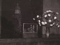 Virgen de Arantzazu junto a una corona y flores
