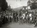 CICLISTAS POSANDO EN EL PASEO DE SAN FRANCISCO DE TOLOSA. (Foto 2/2)