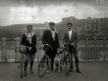 CICLISTAS VESTIDOS DE CALLE  CON SUS BICICLETAS EN EL PASEO DE LOS FUEROS. (Foto 1/1)