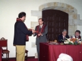 Entrega de un libro a José Ignacio García Ramos, Viceconsejero de Justicia del Gobierno Vasco y posteriormente Viceconsejero para la Administración pública, durante los actos de clausura de un congreso en el Instituto Internacional de Sociología Jurídica