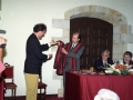 Entrega de una estola a José Ignacio García Ramos, Viceconsejero de Justicia del Gobierno Vasco y posteriormente Viceconsejero para la Administración pública, durante los actos de clausura de un congreso en el Instituto Internacional de Sociología Jurídica