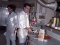 Aitor Aizpurua junto a otro cocinero durante una clase de cocina en Berezao