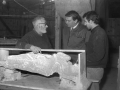 Jorge Oteiza en el taller de las esculturas