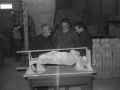 Jorge Oteiza en el taller de las esculturas