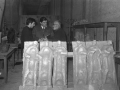 Jorge Oteiza en el taller de las esculturas