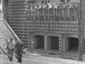 Friso de los Apóstoles en la entrada del Santuario. Jorge Oteiza revisando las obras