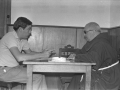 Un fraile de Arantzazu junto a un periodista
