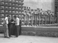Jorge Oteiza junto a un grupo de amigos observando el friso de los Apóstoles