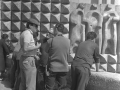 Jorge Oteiza junto a un grupo de amigos delante del friso de los Apóstoles