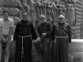 Jorge Oteiza junto a un grupo de amigos delante del friso de los Apóstoles