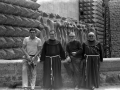 Jorge Oteiza junto a un grupo de amigos delante del friso de los Apóstoles