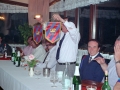 Un hombre muestra los banderines del FC Barcelona durante la celebración de la comida