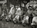 COMPETICION DE MOTOS VESPA POR EL PASEO ARBOL DE GERNIKA. (Foto 3/5)