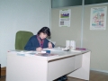 Mujer en el interior de un despacho