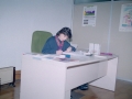 Mujer en el interior de un despacho