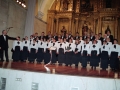 Momento de la actuación de la coral Oñati en el convento-auditorium de Santa Ana