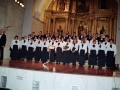 Momento de la actuación de la coral Oñati en el convento-auditorium de Santa Ana