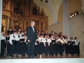 Momento de la actuación de la coral Oñati en el convento-auditorium de Santa Ana