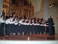 Momento de la actuación de la coral Oñati en el convento-auditorium de Santa Ana