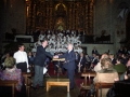 Concierto de Navidad en la iglesia parroquial de San Miguel : felicitación al director de la orquesta