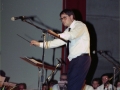 Director dirigiendo a los txistularis en un momento del concierto