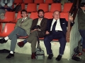 Espectadores en las gradas del polideportivo, entre ellos, Demetrio Iriarte