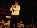 Director del grupo de txistularis en un momento del concierto