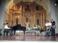 Txistulari y pianista durante un momento del concierto ofrecido en el convento-auditorium de Santa Ana