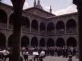 Público asistente a un concierto en el claustro de la Universidad de Oñati