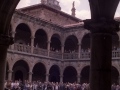 Público asistente a un concierto en el claustro de la Universidad de Oñati