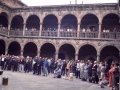 Público asistente a un concierto en el claustro de la Universidad de Oñati