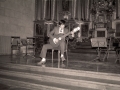 Guitarrista ofreciendo un concierto en Santa Ana