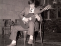 Guitarrista ofreciendo un concierto en Santa Ana