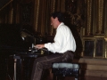Juan Carlos Irizar tocando el piano en el concierto ofrecido en Santa Ana