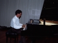 Juan Carlos Irizar tocando el piano en el concierto ofrecido en Santa Ana