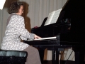 Ainhoa Galdos tocando el piano durante un concierto en el interior de Santa Ana