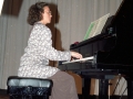 Ainhoa Galdos tocando el piano durante un concierto en el interior de Santa Ana