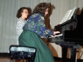 Ainhoa Galdos y otra pianista ofreciendo un concierto en el interior de Santa Ana
