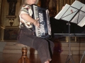 Soraia Agirregoikoa tocando el acordeón en un concierto en el convento-auditorium de Santa Ana